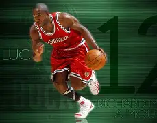 赛地聚焦——亚冠加时末段热度飙升，密尔沃基雄鹿迎来里程碑，媒体盛赞，球探报告显示潜力的简单介绍